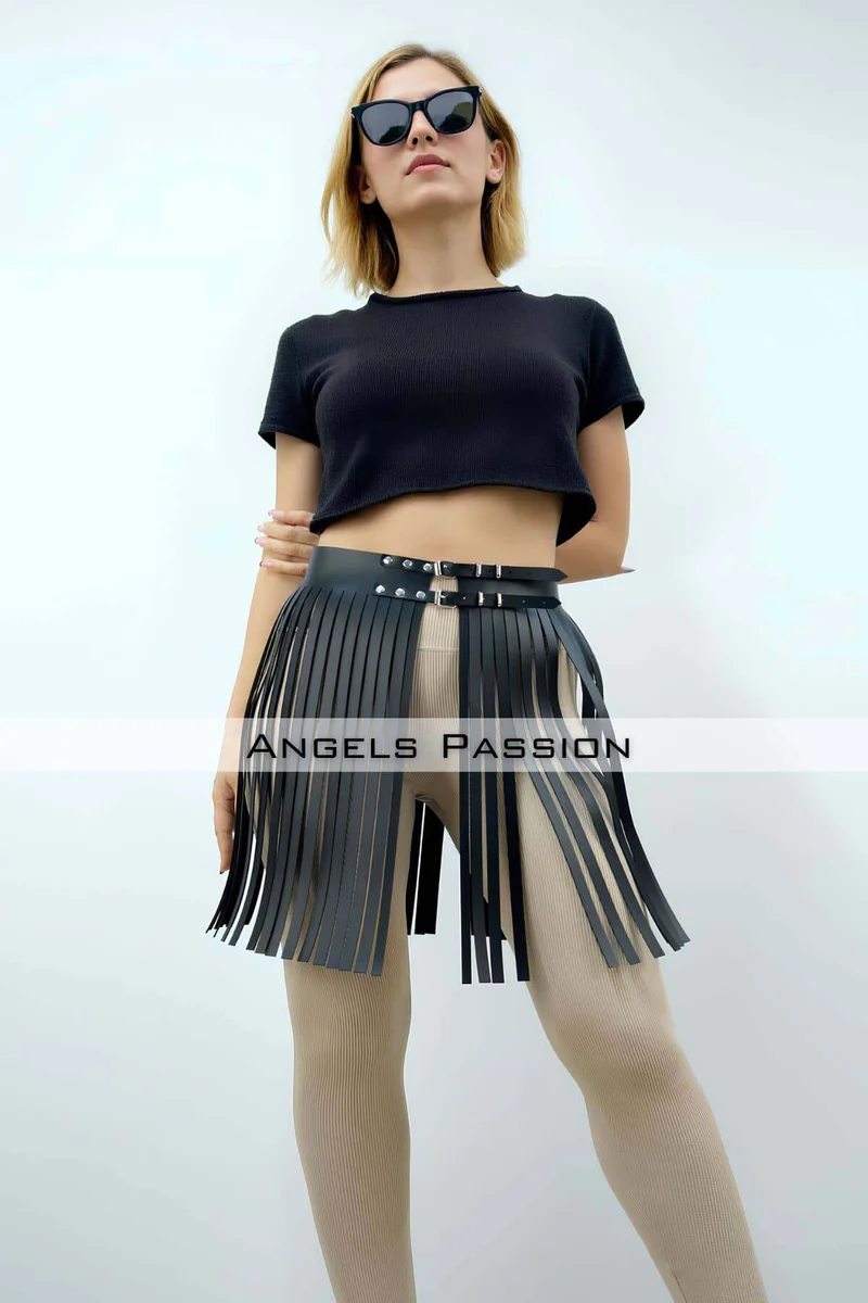 Siyah deri etek festival kombini crop top ile kullanım