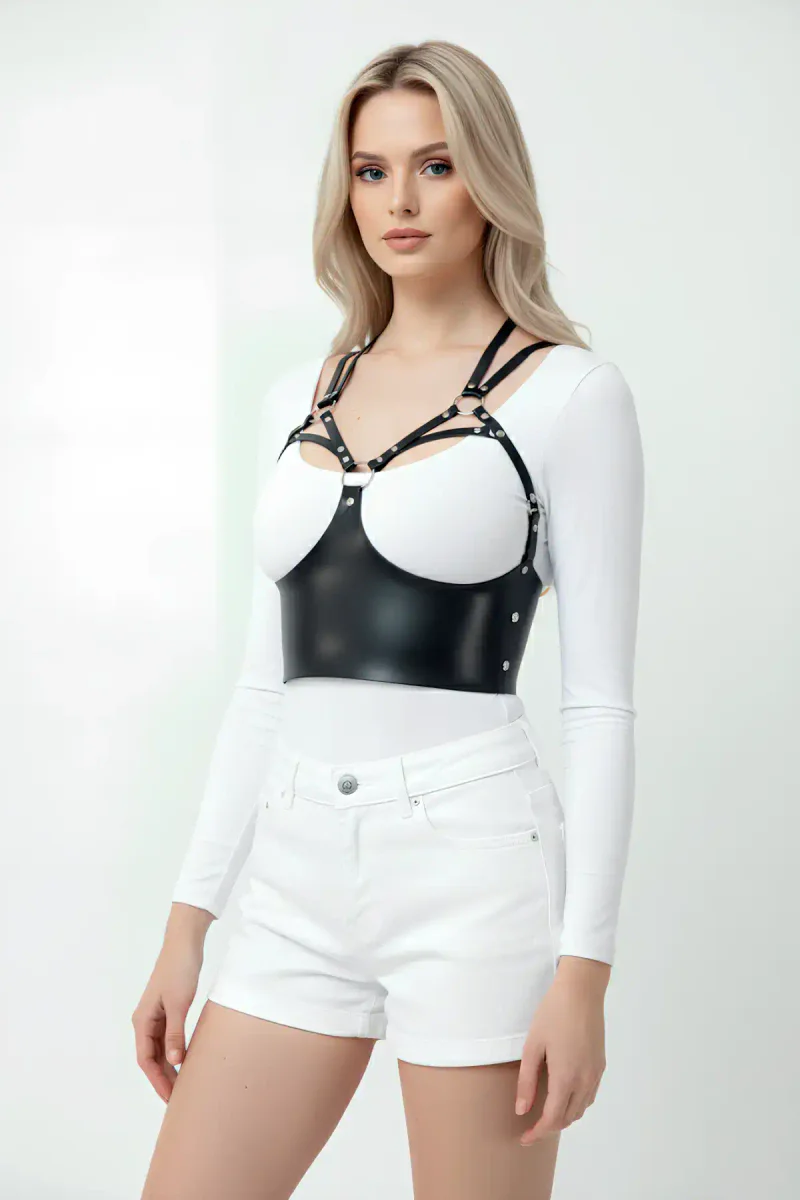 Siyah deri harness büstiyer yakın çekim, metal aksesuarlar ve kayış detayları