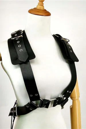 Siyah tam vücut deri harness, ayarlanabilir omuz askıları ve korsaj bel detayı.