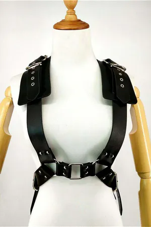 Siyah tam vücut deri harness, ayarlanabilir omuz askıları ve korsaj bel detayı.