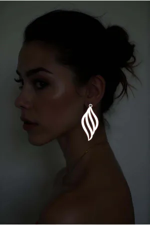 Beyaz Reflektörlü Küpe Dalgalı Desen Lazer Kesim Kulakta