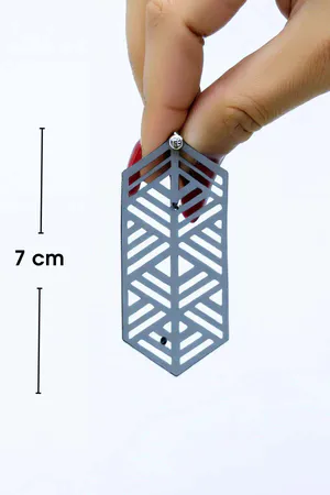 Beyaz Reflektörlü Geometrik Küpe Modern Lazer Kesim