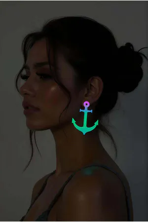 Gökkuşağı Reflektörlü Çapa Küpe Parlak Akrilik Siyah Saçlı Model Üzerinde