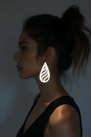 Beyaz Reflektörlü Damla Küpe Lazer Kesim Dalgalı Desen