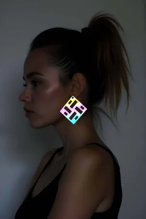 Gökkuşağı Reflektörlü Kare Küpe, geometrik lazer kesim tasarımıyla ışıkta renk değiştiren bir model