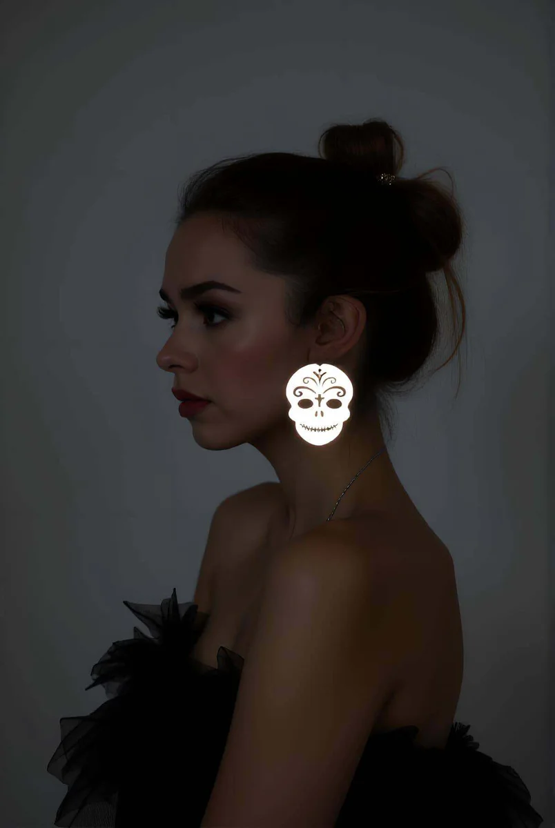 Beyaz Reflektörlü Gotik Kurukafa Küpe Lazer Kesim Detaylı