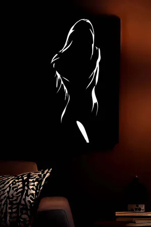 Reflektörlü Kadın Silüeti Siyah Deri Dekoratif Tablo, minimalist beyaz silüet
