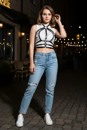 Siyah ayarlanabilir vegan deri kadın vücut aksesuarı, model üzerinde beli ve göğüs çevresi ayarlanabilir kayışlarla gösterili