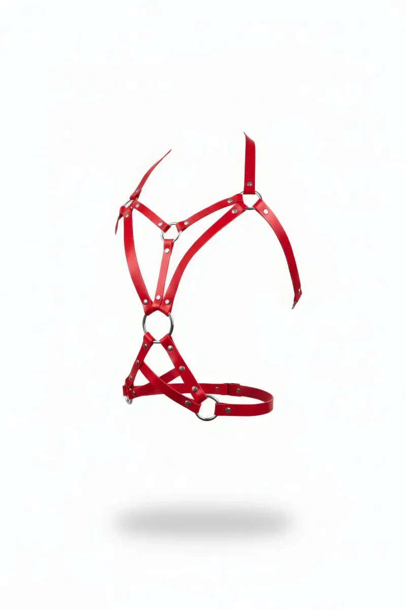 Kırmızı suni deri kadın vücut harness, metal halka detaylı.