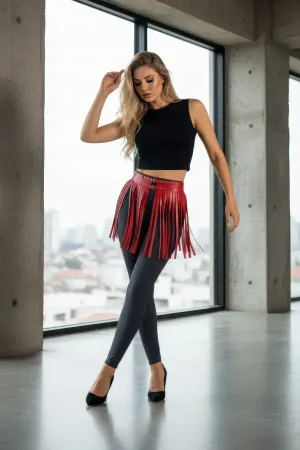 Kırmızı suni deri kısa etek modeli, bel kısmında metal toka ve bol hareketli püsküller ile kombinlenmiş