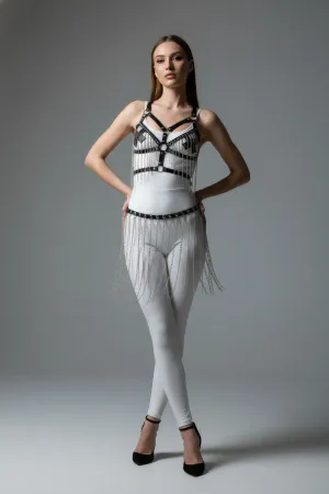 Siyah deri zincir detaylı vücut harness, ayarlanabilir askılı, metal tokalı