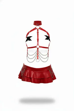Kırmızı suni deri vücut harness ve fırfırlı mini etek kombinasyonu, metal zincir detaylı.