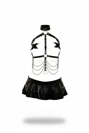 Siyah vegan deri vücut harness ve zincir detaylı mini etek kombinasyonu