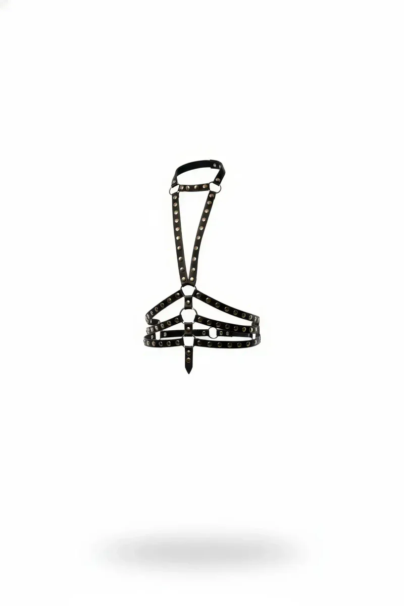 Zımba detaylı siyah suni deri vücut harness aksesuarı, metal halka ve zımba detayları ile