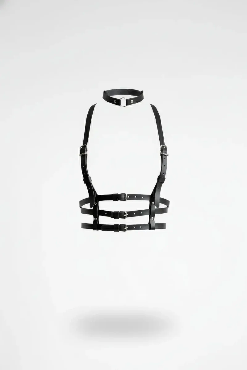 Siyah PU deri vücut harness, boyun tasmalı, üçlü göğüs bandı detaylı