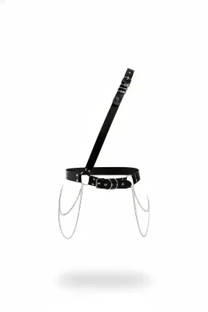 Siyah suni deri vücut harness, ayarlanabilir omuz askısı ve yanlarda sarkan metal zincir detayları